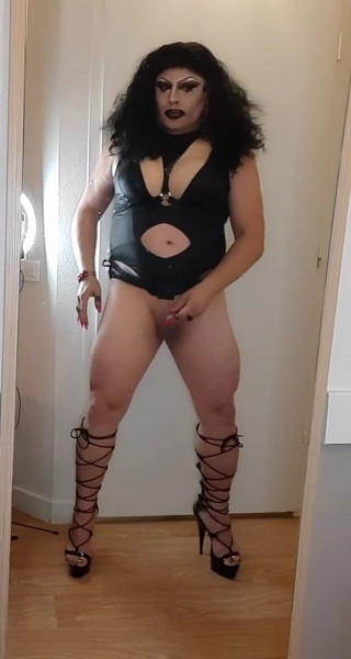 Elisakiom: Gótica sexy milf com cd no espelho