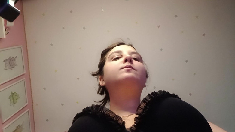 Bunny Looner: Pohled underboob při dělání velkých bublin - Bunny Looner