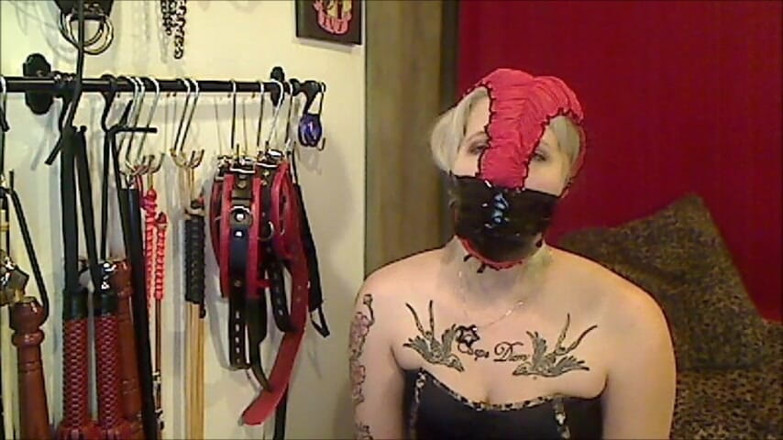 Selfgags classic: นางโดมิแนทส์อุดปากด้วยกางเกงใน! (ตอนที่ 1 จาก 2)