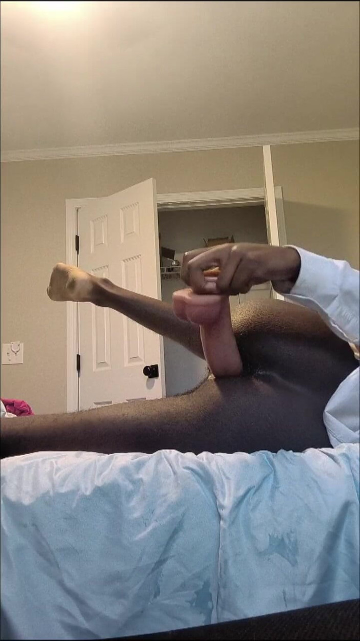 DaBlackFemboy: Dương vật giả dày sâu trong lỗ chảy tràn tinh...