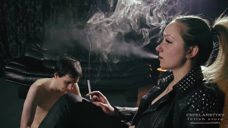 Cruel Anettes fetish world: Två cigaretter för idag