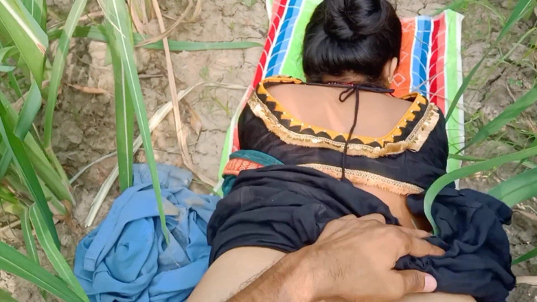Desistepsis: Sexy macecha Desi venkovní šukání indické vesnické porno