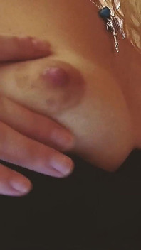 Ryckande tjejer scen-4_sexy blondin i underkläder sätter in en dildo i hennes tajta fitta