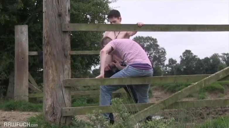 Raw Fuck: Twink Hicks bajando y ensuciándose
