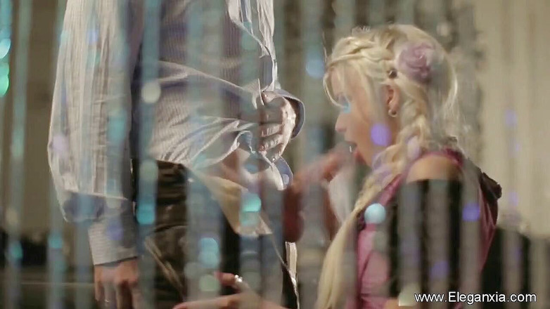 Eleganxia: Экшн на улице с телочкой-блондинкой