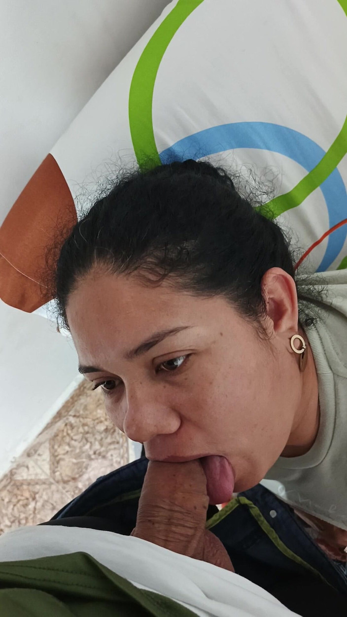 Valkyrieandluigy: Menina bonita chupando garganta profunda