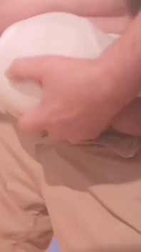 거대한 불룩한 보지를 보여주는 집에서 변태