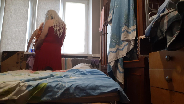Lesbian-candys: Mama vitregă blondă o seduce pe fiica vitregă roșcată și o...
