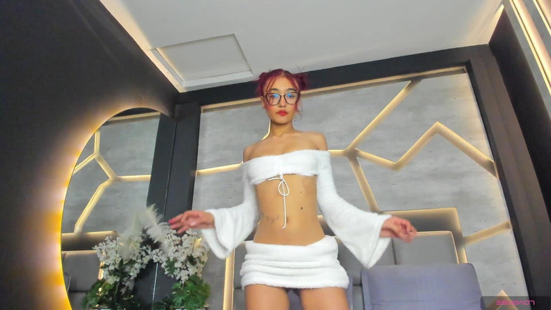 Lia Wood: Ragazza Con Gli Occhiali E I Capelli Che Balla Ed È...