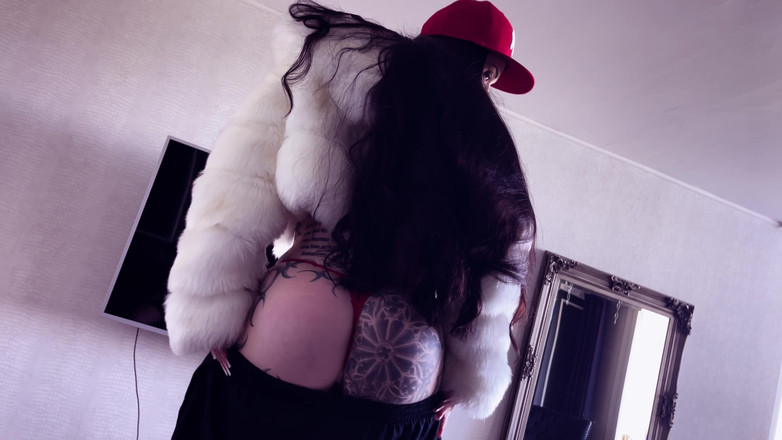 MissAlessaMilano: Čepice vzhůru nohama a šperky svítí - Ona mě kouří jako královna