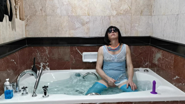 Sissy Cummy Lingerie: Erotisme dan naturalisme di hotel di Bangkok atau malam setelah...