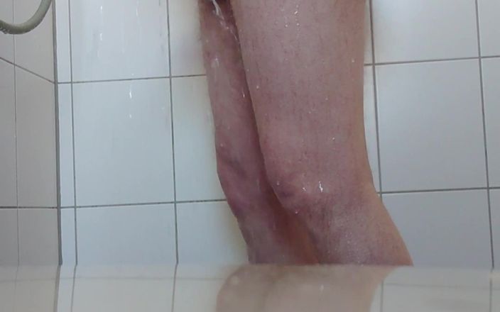 Carmen_Nylonjunge: Meando en la ducha por la mañana