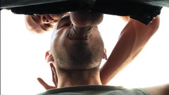 Transsexuell and gay club: 야외 만남 : 대머리 친구로부터 오럴을 받는 거유의 근육질의 남자 - Transsexuell과 게이 클럽 스타일