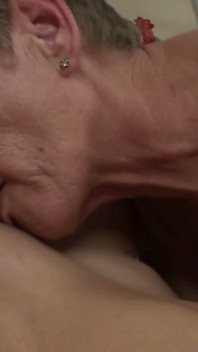 Servitoare matură Senta face sex lesbian cu o fată de 19 ani