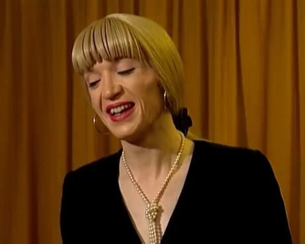 German Homemade: 性感的德国女士在办公室取悦一个老男人
