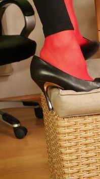 Calze rosse, tacchi alti e leggings neri provocanti