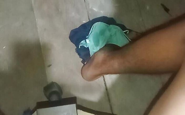 AdmHell: Masturbuje v noci, zatímco sedí na židli