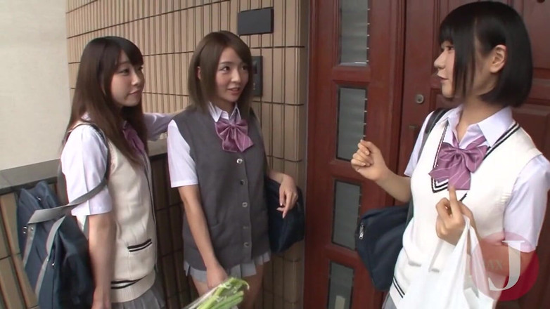 Asian happy ending: Fată asiatică studentă care suge pula și are parte de spermă în...