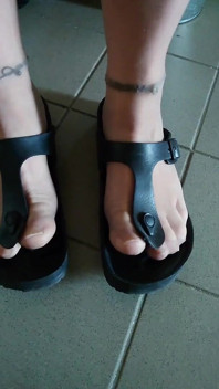 Birkenstock dan kaki nilon di tangga