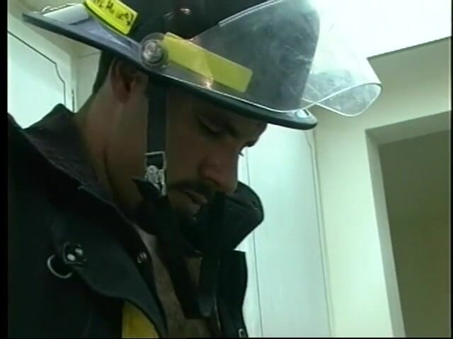 Gays Case: Travieso bomberos folla el culo de un oficial de policía...