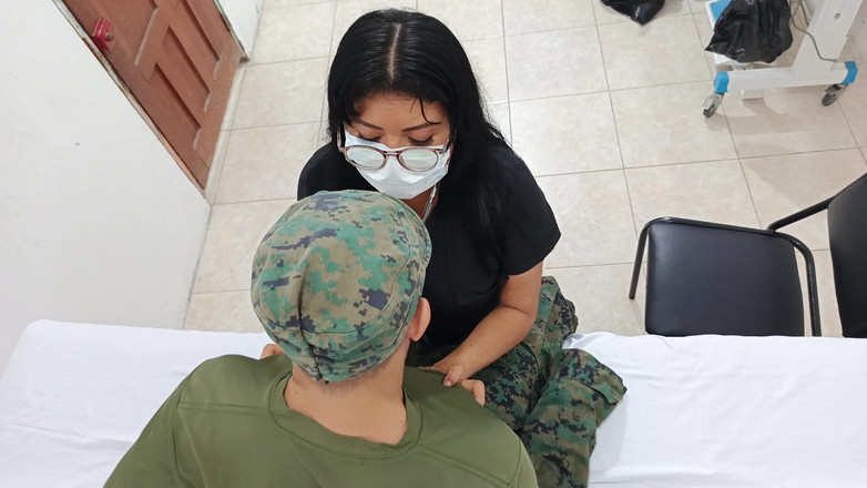 NEGRITA SEXY: 医師が診察中に兵士を官能的に触る