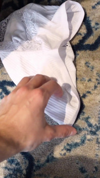 L’amie De Ma Femme M’a Surpris En Train De Renifler Sa Culotte.