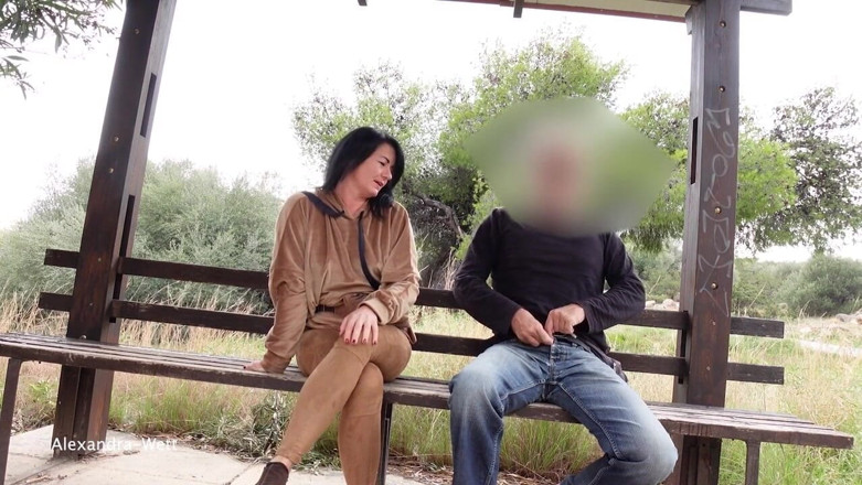 Alexandra Wett: Orang asing mengeluarkan kontolnya di halte bus