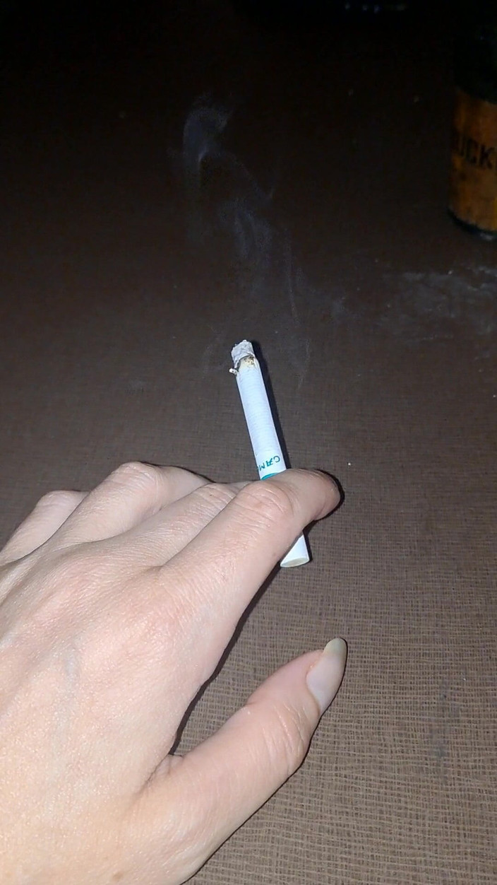 Naughty alchemy: Dlouhé nehty a cigareta