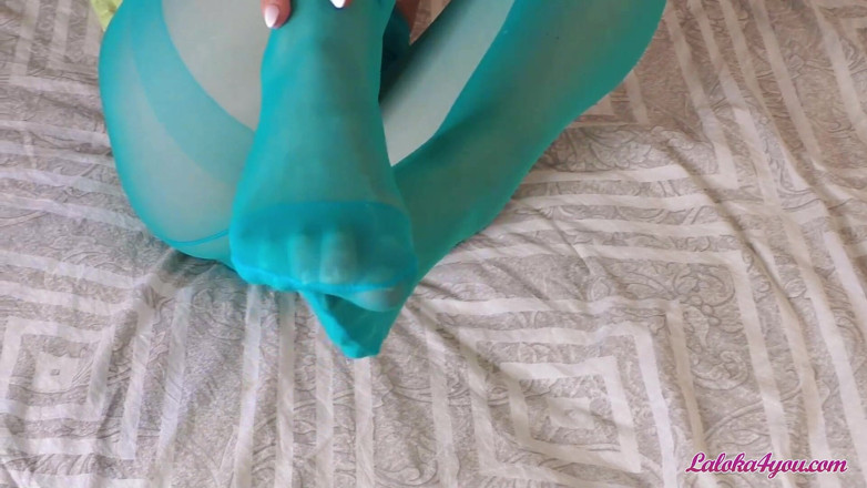 Laloka4you: Lilahaariges schätzchen fickt muschi in blau gerissene strumpfhosen und lutscht...