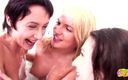 Naughty Lesbian Girls: Bu üç sevimli lezbiyen tatlı turta dildo götten sikilmeyi sevdikleri için...