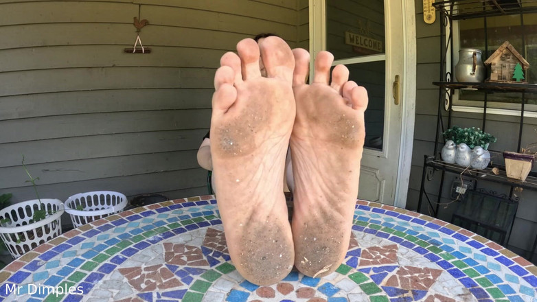 Mr Dimples: मेरे गंदे पैर दिखा रहा हूँ