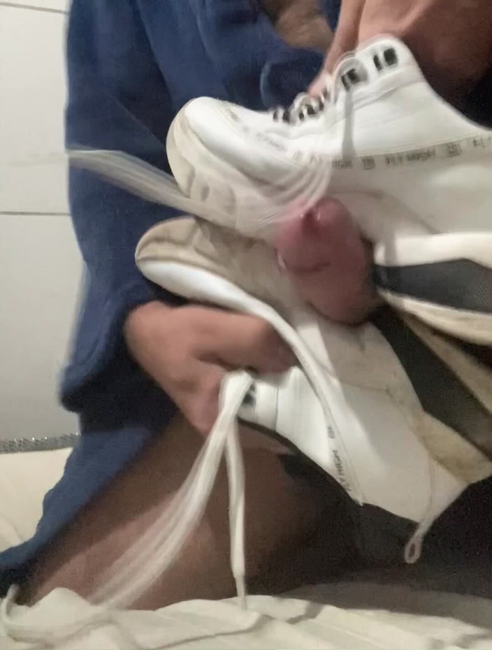 Sneakerfetish_BR: Follando mis zapatillas de mujer