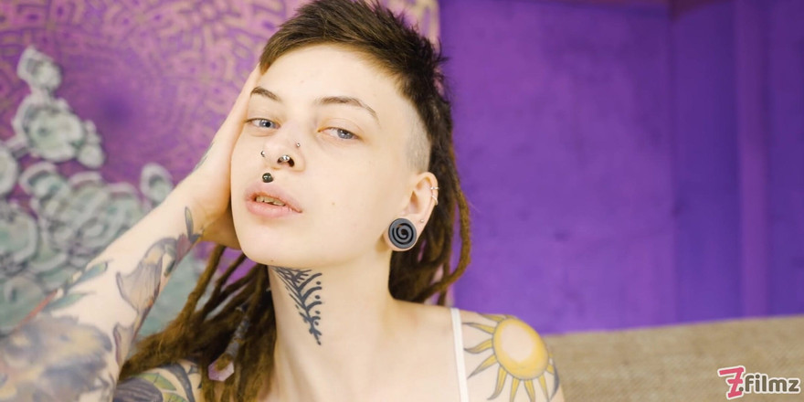 Z-Filmz: Minik bebek, oyuncaklarla tek başına mastürbasyon