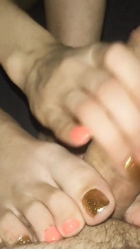 Je te branle la bite et tu regardes mes jambes