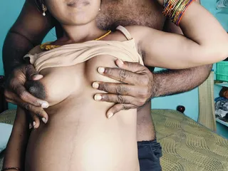 Posición de chica tamil al estilo perrito.
