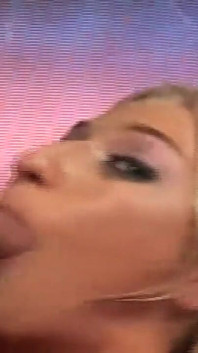 Gagică blondă se cu degetele și suge până la orgasm facial hazd