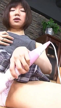 Üvey baba Japon genç kızı mastürbasyon yaparken yakalıyor ve ona yardım ediyor