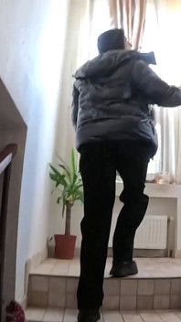 Milfycalla - downjacket brillant, jean et justaard dans l’escalier, sexe non coupé, éjaculation sur les vêtements - épisode 314