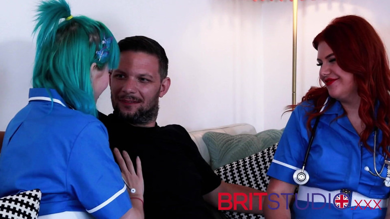 Brit Studio: 2人の英国人看護師が患者を特別扱い