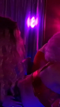 Veřejný bar prstění Frenzy - zralá holka kape mokrá