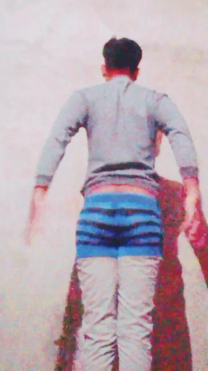 Haddikhan97: Desi boy vestito messo giù un pent mostrando il culo