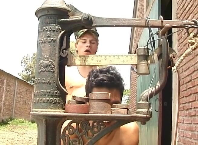 Bareback TV: Soldado gay misionero caliente listo para ser follado
