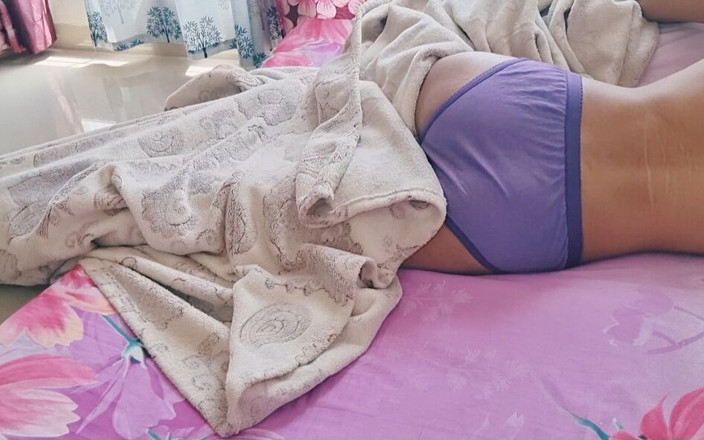 Nickey: 자지와 사정을 자위하는 엄마 팬티를 입은 젊은 펨보이
