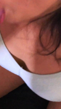 タトゥーの入った美女ティーンが授業後に私のチンコをしゃぶるのが本当に大好き