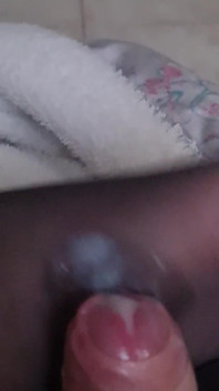 Footjob dengan stoking nilon di sofa'