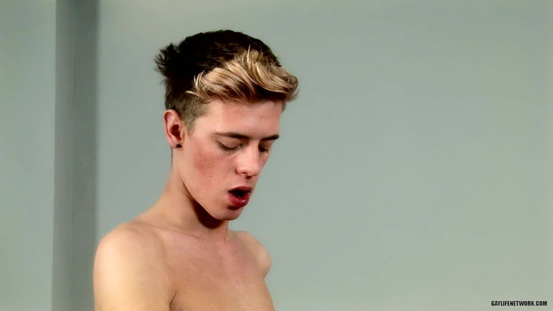 Teach Twinks: Faccio un casino sul divano