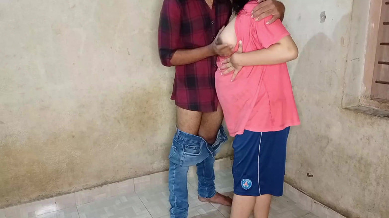 Queenrima: Nepalli yenge banyoda genç tesisatçıyla şimdiye kadarki en iyi sikişiyor! Hintçe...