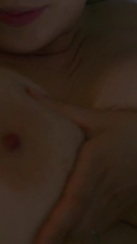 Mollige milf wordt alleen wakker in een hotel.