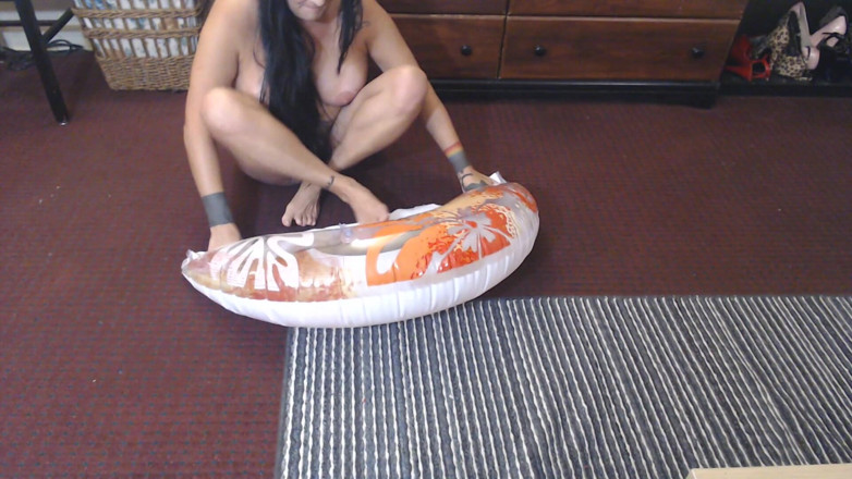 Abby Anna: Naga milf deflatuje pontonową rurę basenową