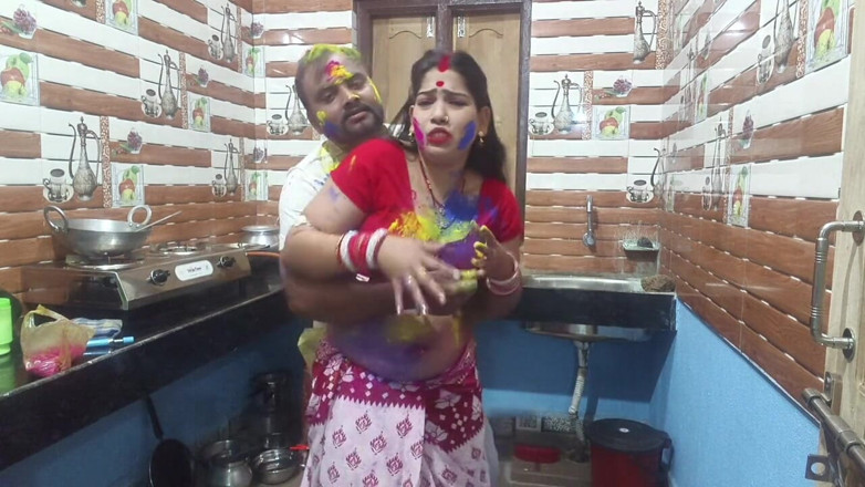 Sona bhabhi: Krásná bengálská bhabhi si užívá Holi speci se svými sousedy...